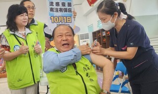 公費流感疫苗開打　澎湖縣長帶頭接種
