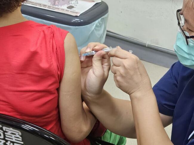 北市公費「左流右新」開打　打疫苗抽iPhone 17 | 華視新聞