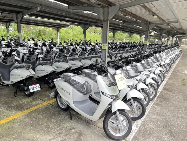 響應綠能行動　台南250輛電動機車上線清掃道路 | 華視新聞