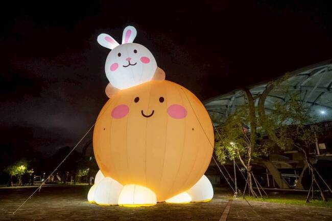 11公尺Q版月球、玉兔　現身宜蘭冬山站 | 華視新聞