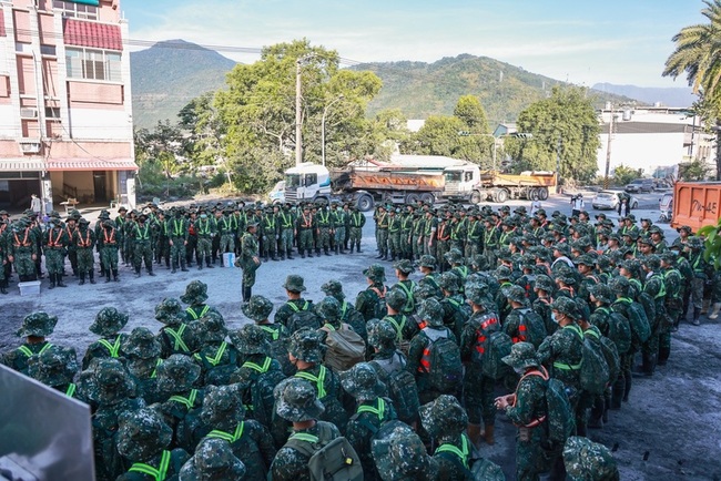 第二作戰區：跨區增援花蓮救災　投入逾1萬人次兵力 | 華視新聞