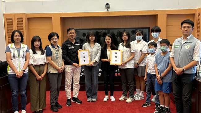 台中兒少代表遭取消資格　疑舉牌抗議遭市府貼標籤 | 華視新聞