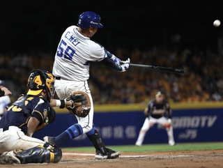 延長賽魏全關鍵追平二壘打　悍將阻止兄弟拋彩帶