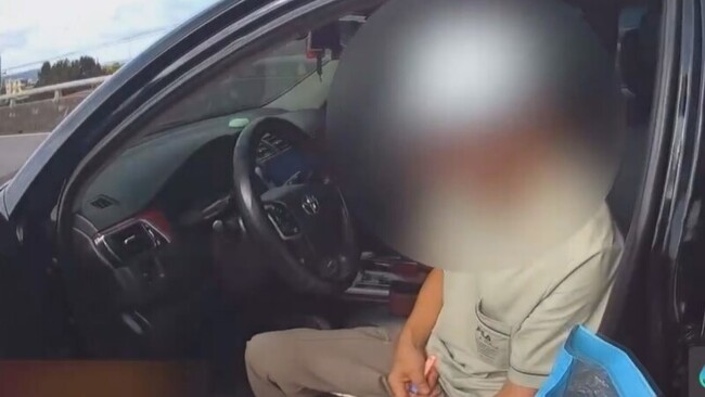 駕駛疑似毒駕　連人帶車昏睡馬路 | 華視新聞