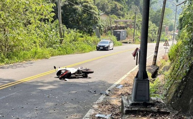 出校門50公尺　暨南大學生機車雙載自撞1死1傷 | 華視新聞