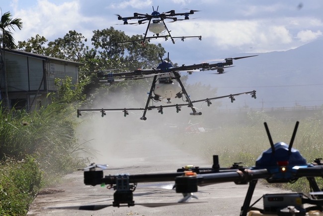 化學兵合作民間無人機　突破地形大範圍消毒花蓮災區 | 華視新聞