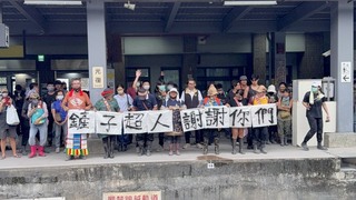 光復族人台鐵月台鞠躬道謝　鏟子超人喊：我們都在