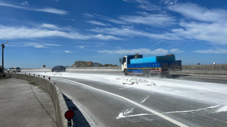 石粉掉落新北貢寮台2線　路面如雪地駕駛送辦