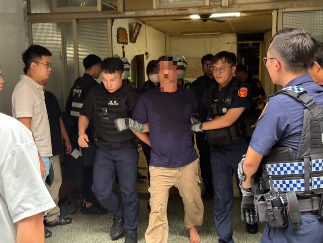 苗栗男街頭持刀刺學童　街頭驚聲四起畫面曝光 | 華視新聞