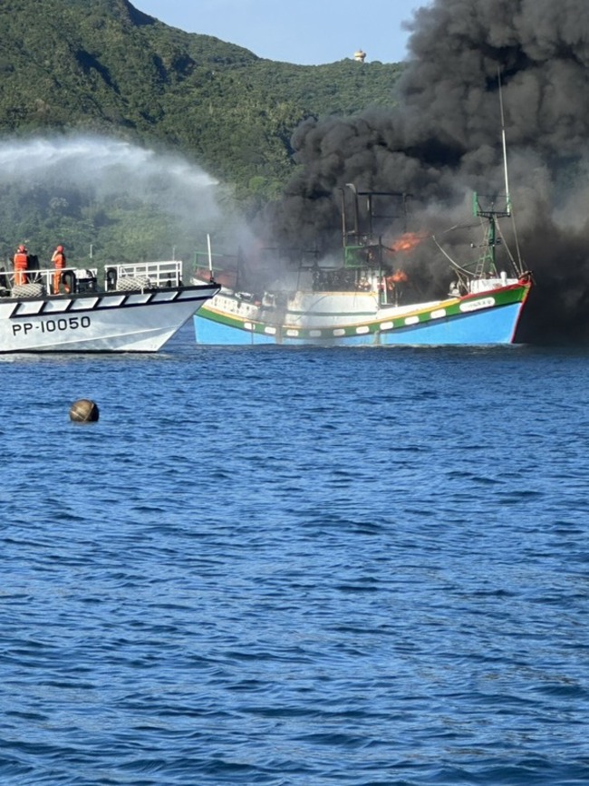 基隆外木山海域漁船起火　7船員跳海逃生 | 華視新聞