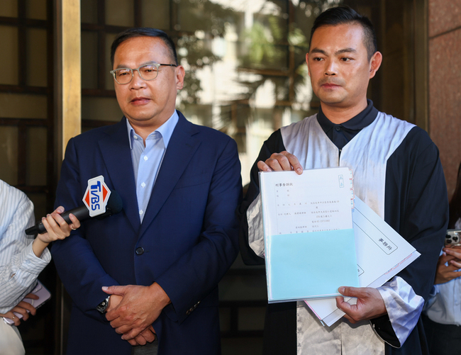 政壇跟拍風波　王義川告發黃國昌等人涉妨害秘密 | 華視新聞