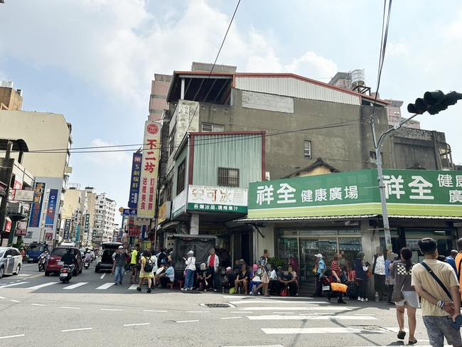 彰化知名蛋黃酥恢復販售　排隊一度爆口角 | 華視新聞