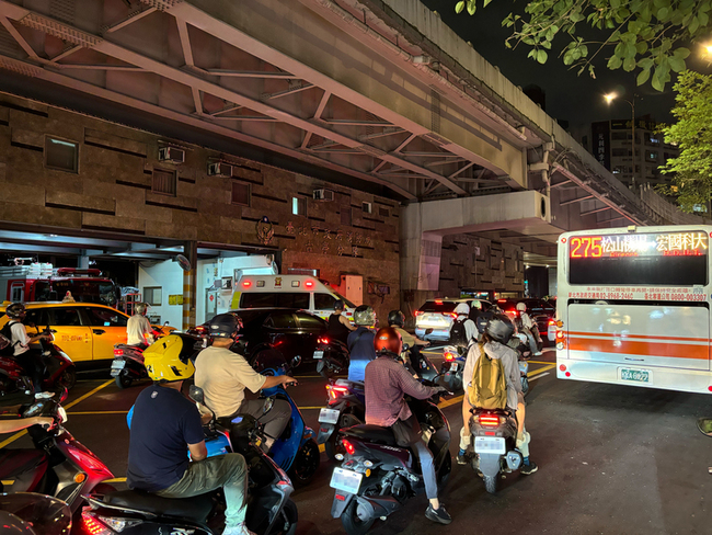 救護車出口停滿等紅燈車輛　北市消：與拆圓環無關 | 華視新聞