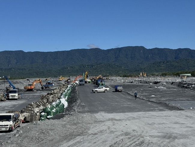 光復鄉臨時堤防4日完工  可擋豪雨以外進水風險 | 華視新聞