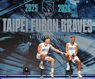 PLG周桂羽笑稱大腿練粗一點　讓偶像林志傑抱得輕鬆