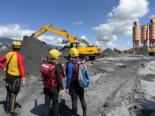 花蓮光復洪災仍有6失聯  警消擴大下游開挖淤泥搜尋