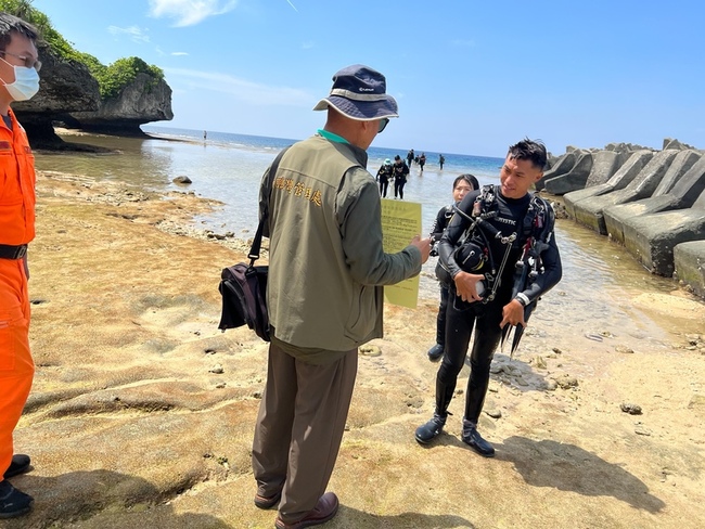 鵬管處稽查小琉球水域遊憩業者　4家不符規定 | 華視新聞