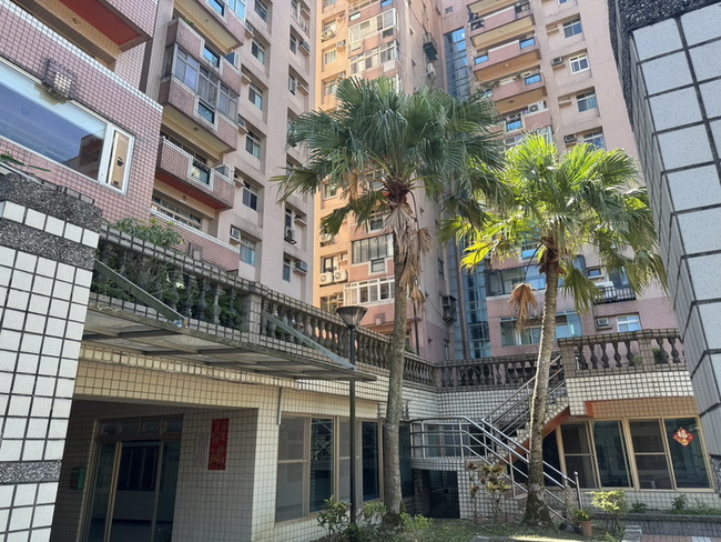 新北新店家人口角糾紛　女子遭利器傷頸送醫急救 | 華視新聞