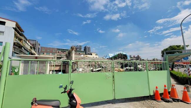 高雄工地堆2層樓高廢土　市府開罰勒令停工 | 華視新聞