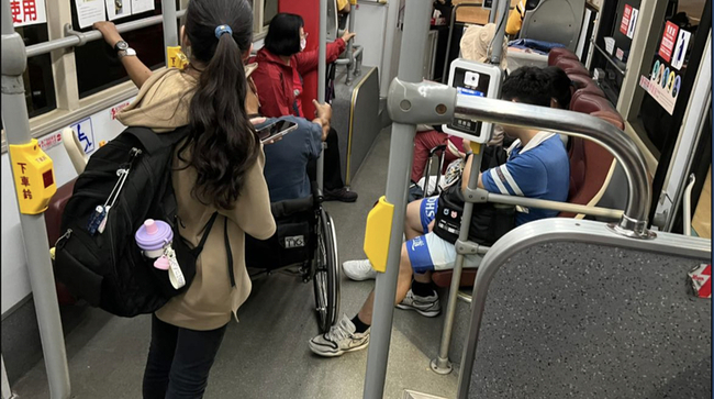 公車上默助搭輪椅老人　學生以腳當擋輪傳遞善意 | 華視新聞