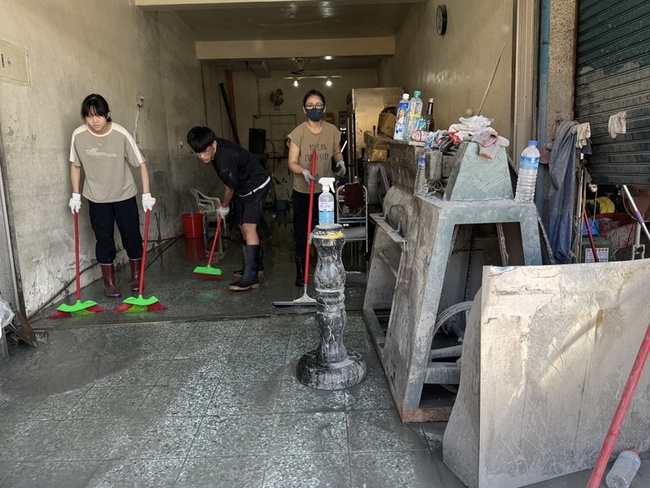 中秋連假清潔、水電超人接手　助花蓮災民家園更明亮 | 華視新聞