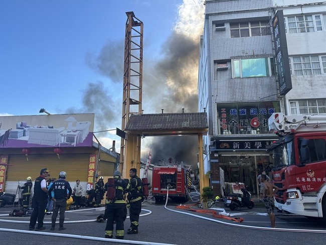 花蓮吉安量販店倉儲火警  航空站消防車支援 | 華視新聞