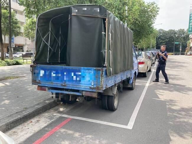 無牌占停車格立刻拖吊 中市北區貨車2小時遭拖離 | 華視新聞