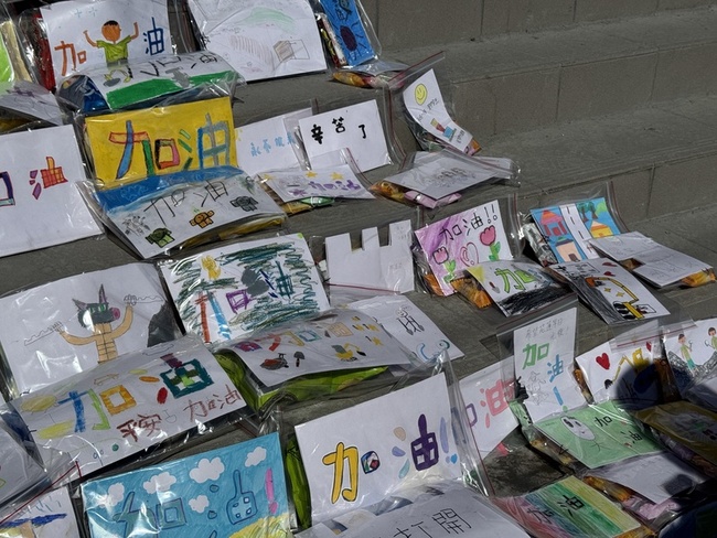 中秋連假志工湧光復助清淤　學童手繪畫加油打氣 | 華視新聞