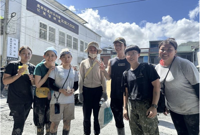 國軍官兵休假組隊赴花蓮當鏟子超人　盼減輕災民負擔 | 華視新聞