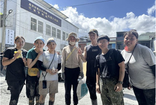 國軍官兵休假組隊赴花蓮當鏟子超人　盼減輕災民負擔