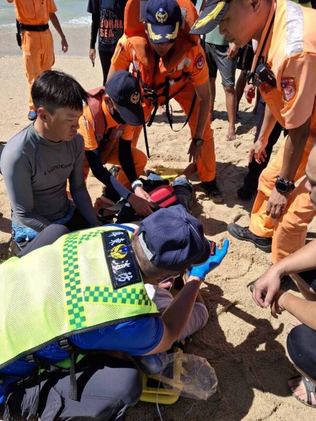 小琉球漁民膠筏作業翻覆落海　救起命危送醫搶救 | 華視新聞