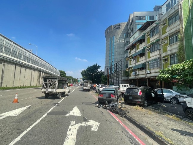 高雄男疑未注意車前狀況　不慎撞擊釀3傷、8車損 | 華視新聞