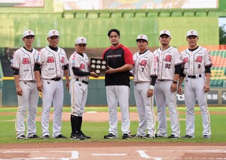 林智勝回生涯起點澄清湖　雄鷹贈「智勝海韻」