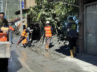 光復災區續湧超人大軍　強化側溝清淤鎖定30公里