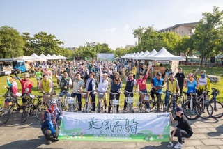 高雄乘風而騎岡山場　千人體驗獨特空軍文化