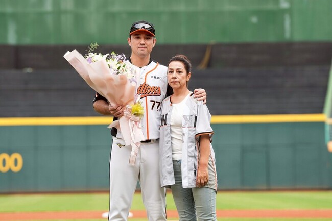 百轟儀式母親獻花　林安可笑稱舞跳不好是遺傳 | 華視新聞