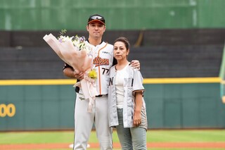 百轟儀式母親獻花　林安可笑稱舞跳不好是遺傳