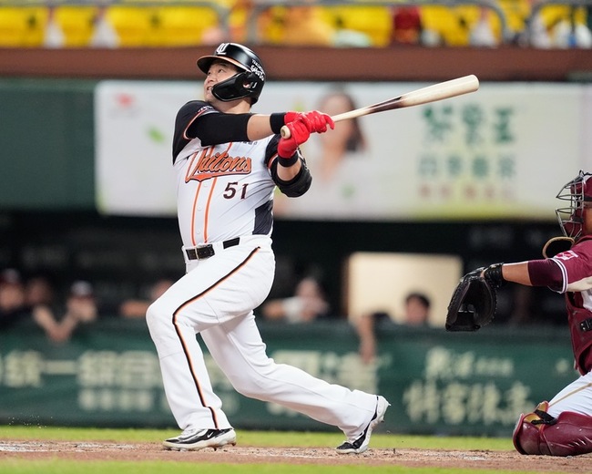 胡金龍例行賽終戰開轟　代打敲追平比數2分砲 | 華視新聞