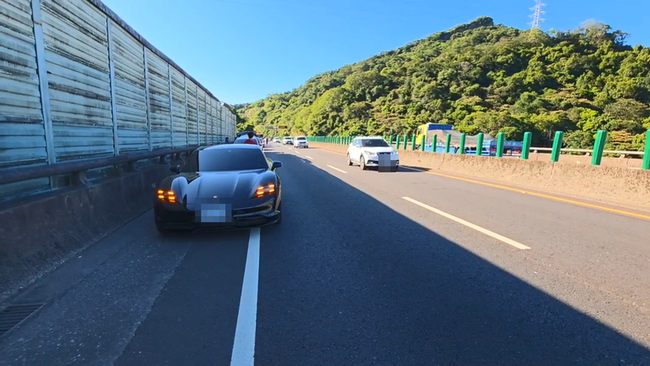 台62伸縮縫角鋼翹起釀25車爆胎　駕駛：提國賠 | 華視新聞