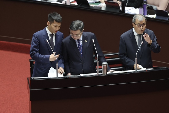 李洋首度立院備詢　卓榮泰協助幫忙解釋 | 華視新聞