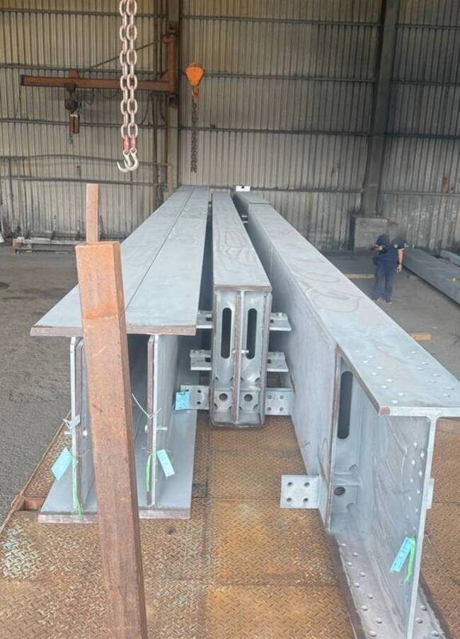 高雄小港工安意外　鋼材砸中工人1死1傷 | 華視新聞