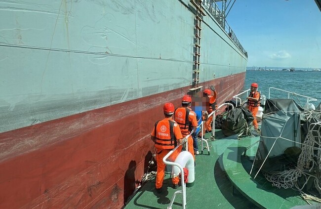 外籍船員海上疑似中風  台中海巡隊馳援送醫 | 華視新聞