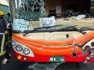 國1客運與大貨車碰撞車禍　28人送醫