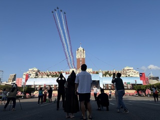 國慶空中全兵力操演　雷虎小組噴彩煙飛越總統府