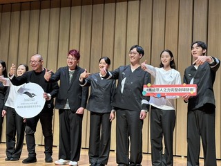 衛武營7週年換新制服　詹朴黑白設計展現建築線條