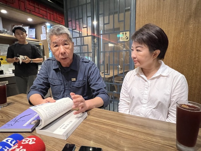 與盧秀燕吃生煎包 張亞中坦言對黨主席選舉不舒服 | 華視新聞