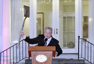 俞大㵢高舉鏟子賀國慶　美議員強調挺台為國會共識