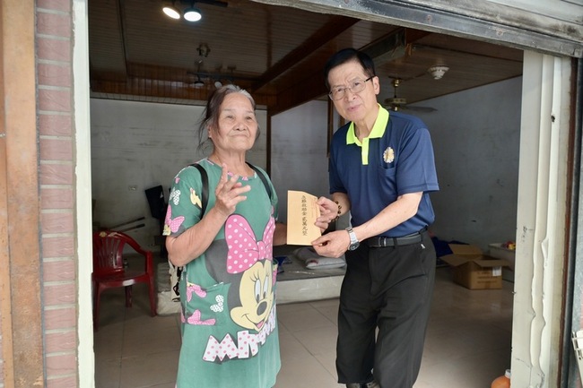 嚴德發慰問花蓮災區榮民榮眷　致贈急難金盼恢復生活 | 華視新聞