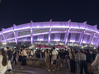 周杰倫上海開唱單場逾6萬人  大批粉絲守場外聆聽