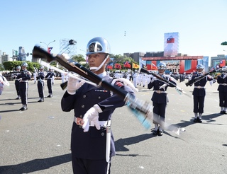 國慶大會鼓聲揭序幕　三軍儀隊精湛操槍全場喝采
